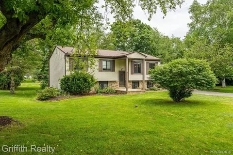8951 N Christine Dr, Brighton, MI 48114