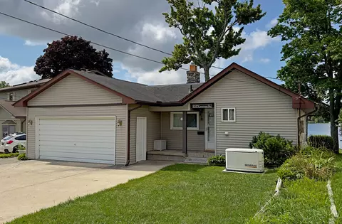 10171 Lakeside Dr, White Lake, MI 48386