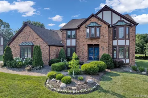 1610 Brandywine Dr, Bloomfield Hills, MI 48304