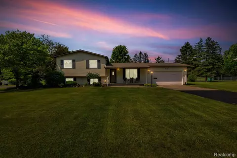 9407 Bennett Lake Rd, Tyrone, MI 48430