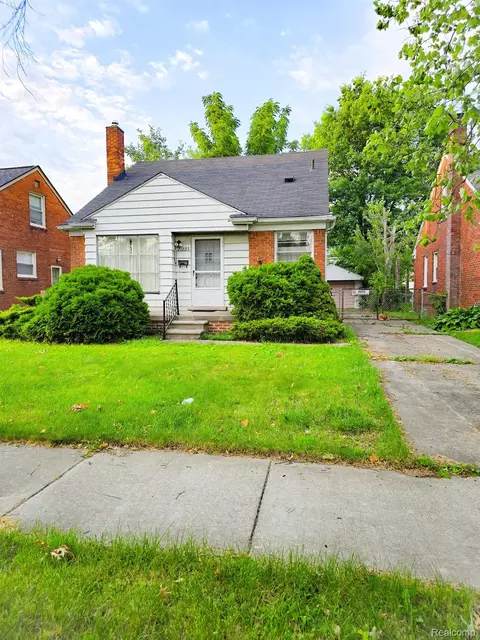 21225 Bournemouth St, Harper Woods, MI 48225