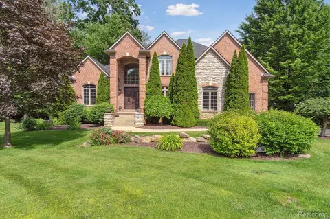 1798 Gleneagles, Highland, MI 48357