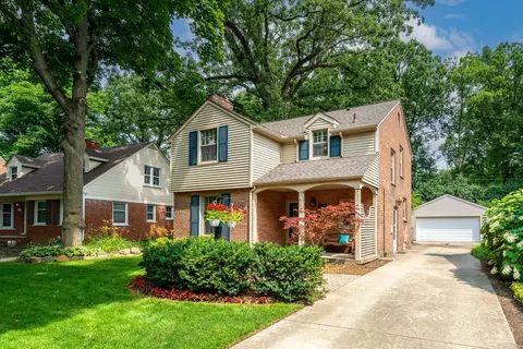 12924 Sherwood Dr, Huntington Woods, MI 48070