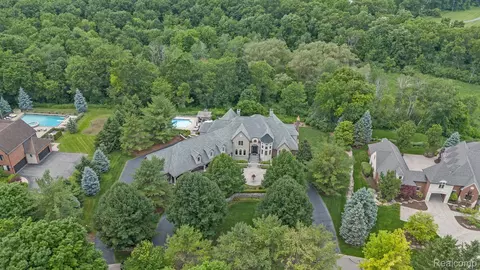2456 Pond Vallee Dr, Oakland, MI 48363