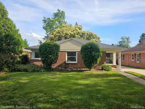 28419 N Clements Cir, Livonia, MI 48150