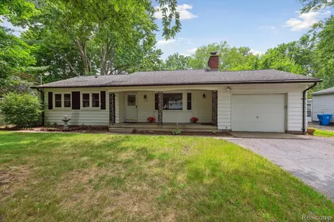 172 Hickory Ln, Waterford, MI 48327