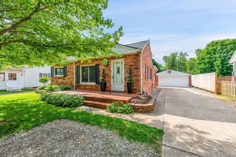 341 E Glass Rd, Brandon, MI 48462