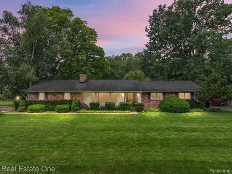 3775 Kent Dr, Troy, MI 48084