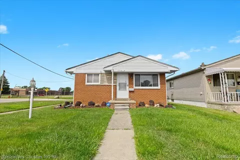 30515 Normal St, Roseville, MI 48066
