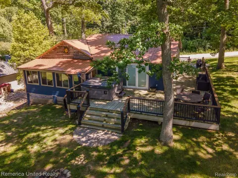 2669 Lakeview Dr, Brandon, MI 48462