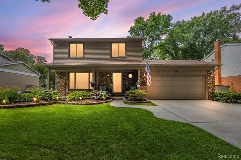 16048 Birwood Ave, Beverly Hills, MI 48025