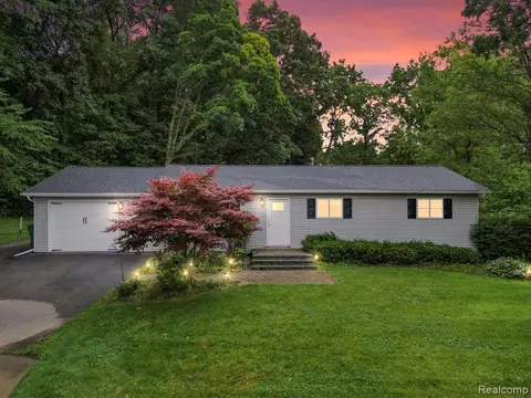7666 Clintonville Rd, Clarkston, MI 48348