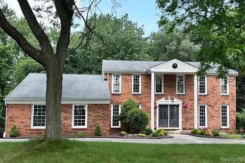 5342 Par Vly, West Bloomfield, MI 48323