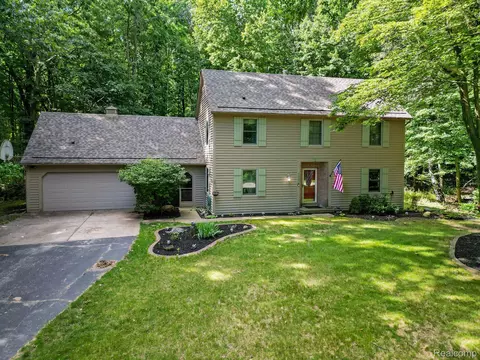 9325 Autumnglo Dr, Springfield, MI 48348