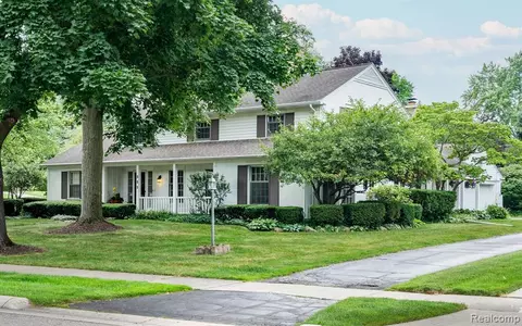 555 N Glengarry Rd, Bloomfield Hills, MI 48301