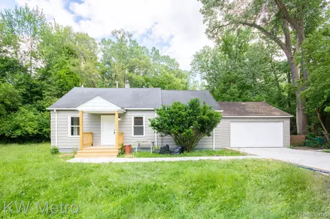 21116 Robinson St, Farmington Hills, MI 48336