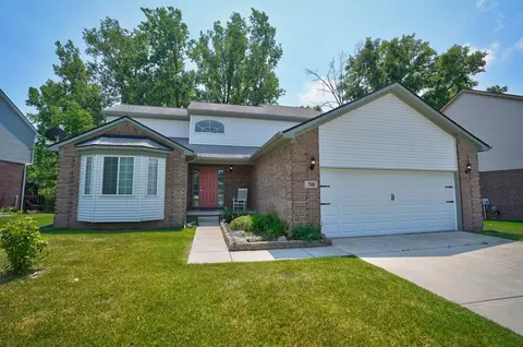 708 Cobblestone Dr, Fenton, MI 48430