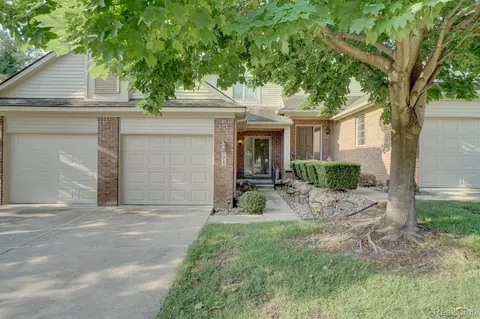 7015 Magnolia Ln, Waterford, MI 48327