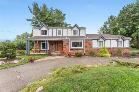 30564 Club House Ln, Farmington Hills, MI 48334