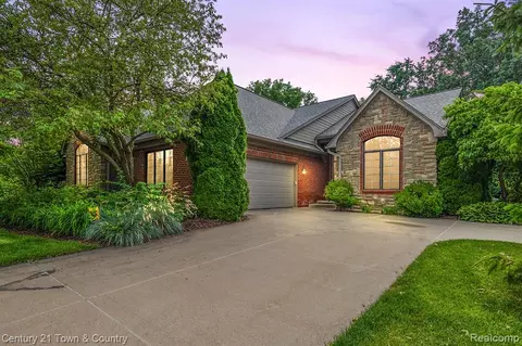 7207 Ardsley Ln, Clarkston, MI 48348