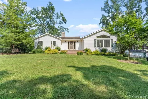 20859 Thorofare Rd, Grosse Ile, MI 48138