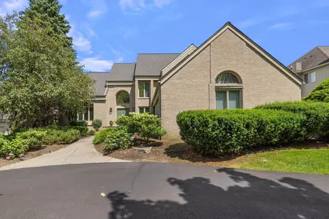 3377 Timber Crst, West Bloomfield, MI 48324