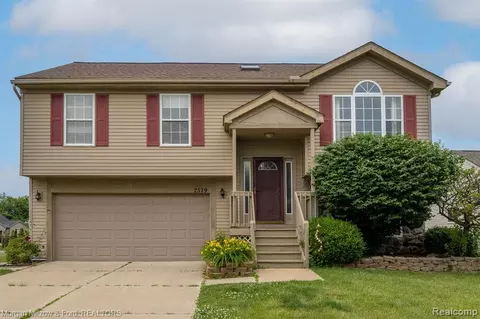 2579 Driftwood Dr, Waterford, MI 48329