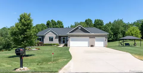 610 Pheasant Ridge Dr, Brandon, MI 48462