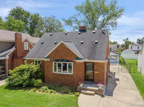 2756 Buckingham Ave, Birmingham, MI 48009