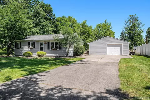 2360 Belle Glade, Fenton, MI 48430