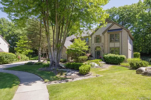 4237 Calumet Dr, Oakland, MI 48306
