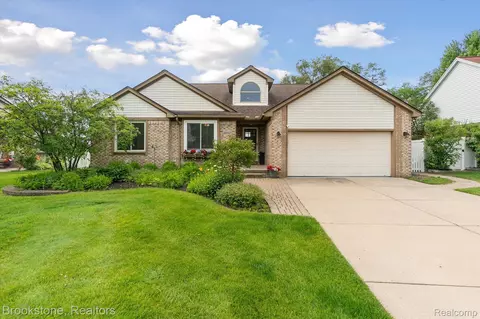 8850 Summers Crt Ct, Utica, MI 48317
