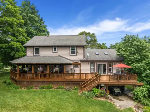 215 Heights Rd, Orion, MI 48362