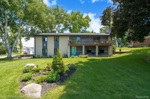 203 Melinda Cir, White Lake, MI 48386