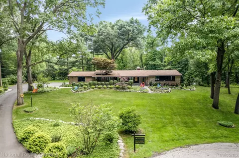 4962 Whispering Pine Ln, Bloomfield Township, MI 48302