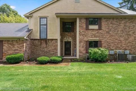 37224 Brentwood Cir, Farmington Hills, MI 48331