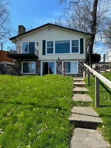 1115 Beach Dr, Orion, MI 48360