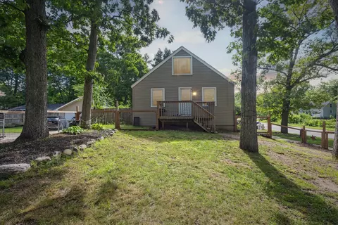 6274 Hatchery Rd, Waterford, MI 48329