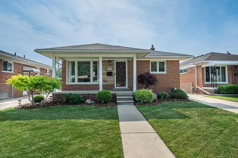 24900 Manhattan St, Saint Clair Shores, MI 48080