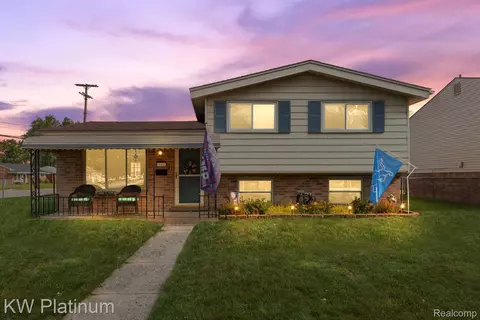 15611 Dugan St, Roseville, MI 48066