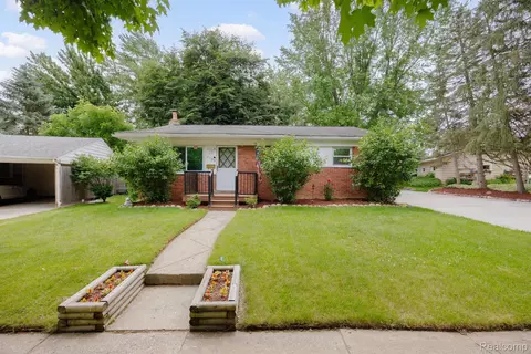 1189 Parallel St, Fenton, MI 48430