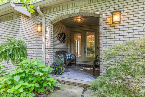 1154 Hillpointe Cir, Bloomfield Hills, MI 48304
