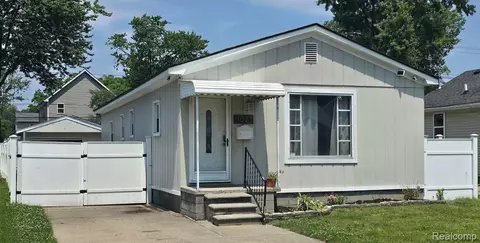 1021 E Meyers Ave, Hazel Park, MI 48030