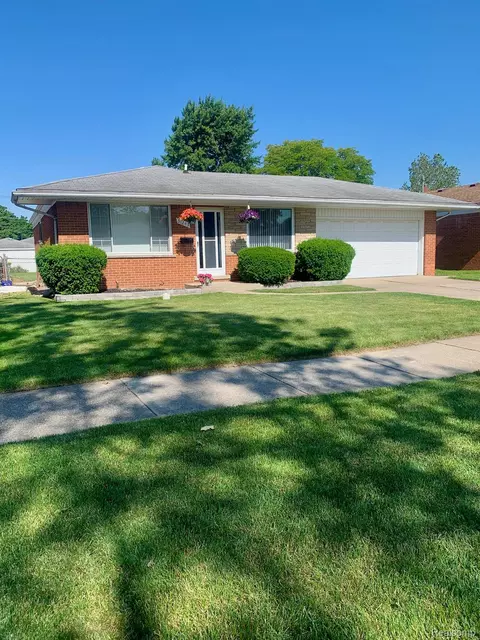 31243 Fairfield Dr, Warren, MI 48088