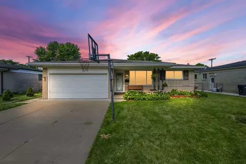 37851 Hanson Dr, Sterling Heights, MI 48310