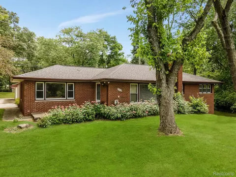 4553 Green Lake Rd, West Bloomfield, MI 48323