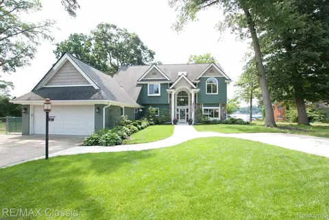 9049 Longcroft Dr, White Lake, MI 48386