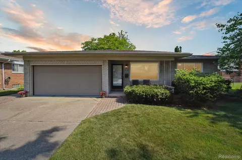 3187 Hedge Dr, Sterling Heights, MI 48310