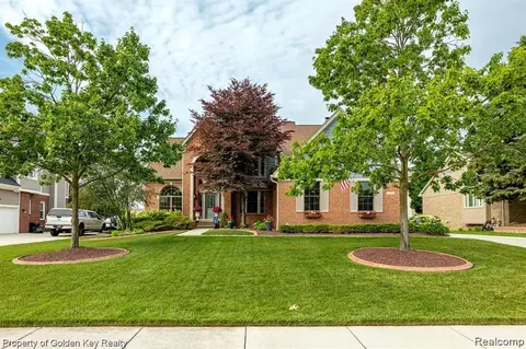 37149 Weymouth Dr, Livonia, MI 48152