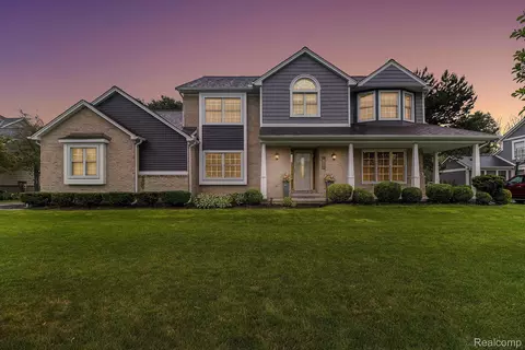 2297 Havenwood Dr, White Lake, MI 48383